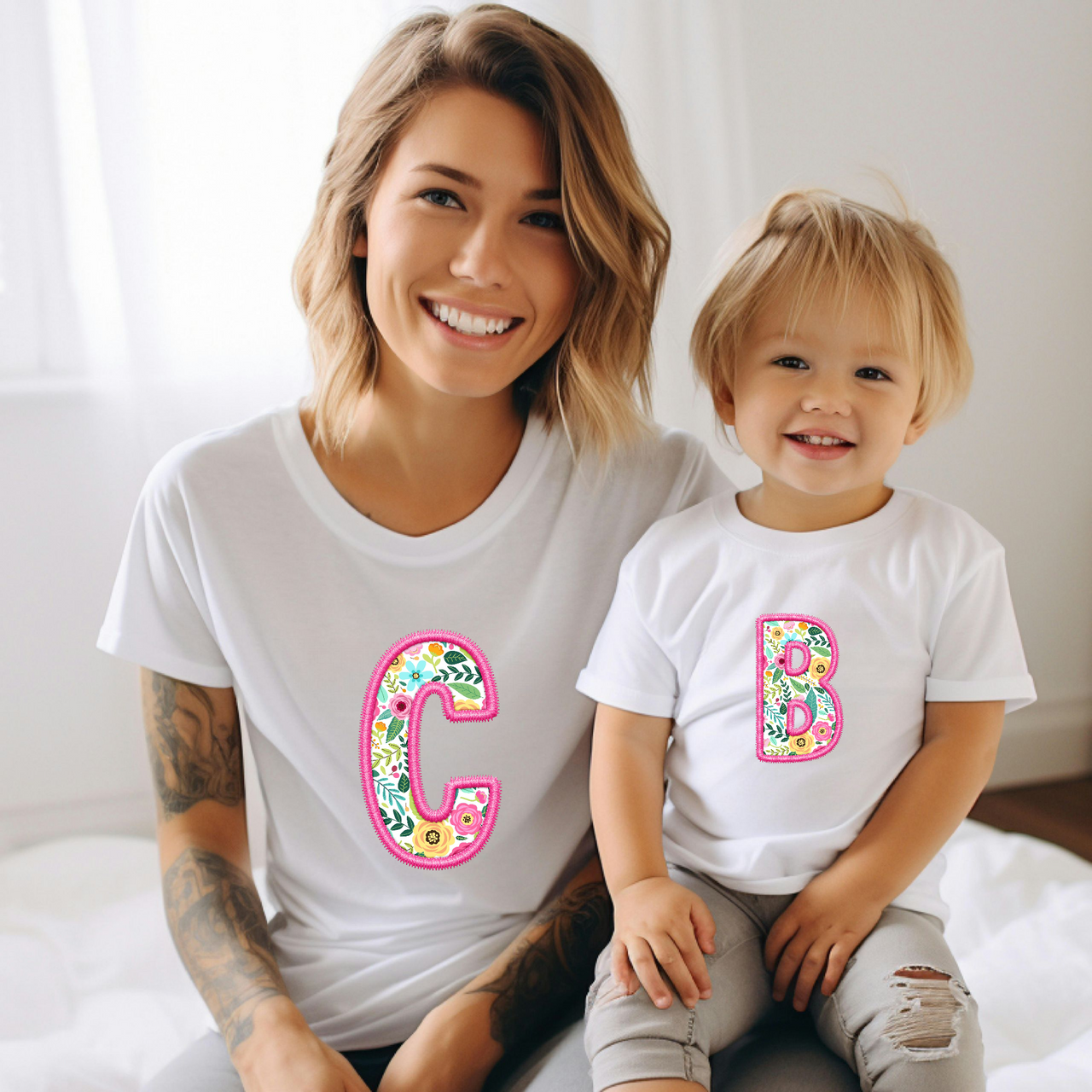 Camiseta Personalizada Inicial Flores Rosas